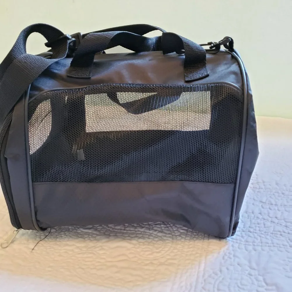 NWOT Pet Carrier Approximate Measurements: L 12